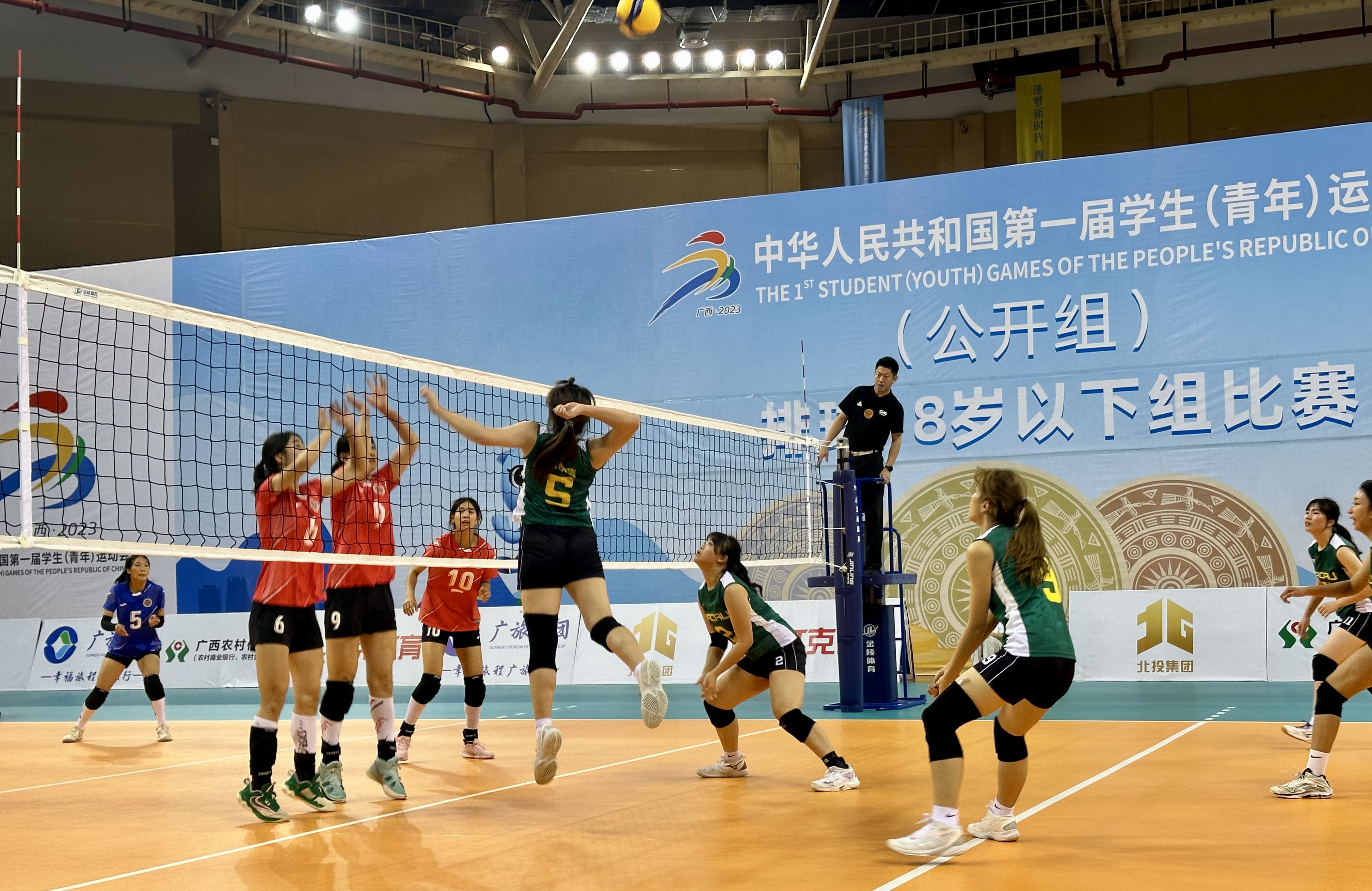 4. 隊長古曉晴挑戰對手攔網.jpg